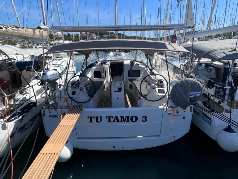 Jeanneau Sun Odyssey 410 między profesjonalistami a osobami prywatnymi w Trogir