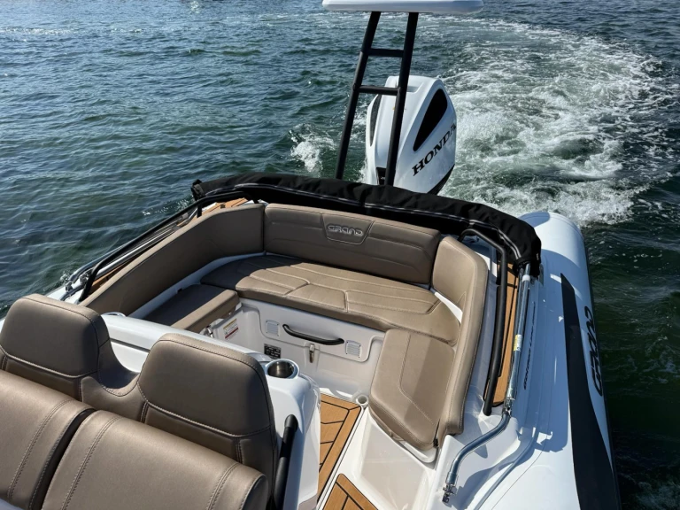 Grand Boats GOLDEN LINE 680 między profesjonalistami a osobami prywatnymi w Mèze