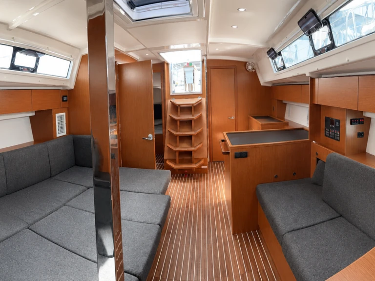 Wynajmij Bavaria Bavaria C42 w Alimos