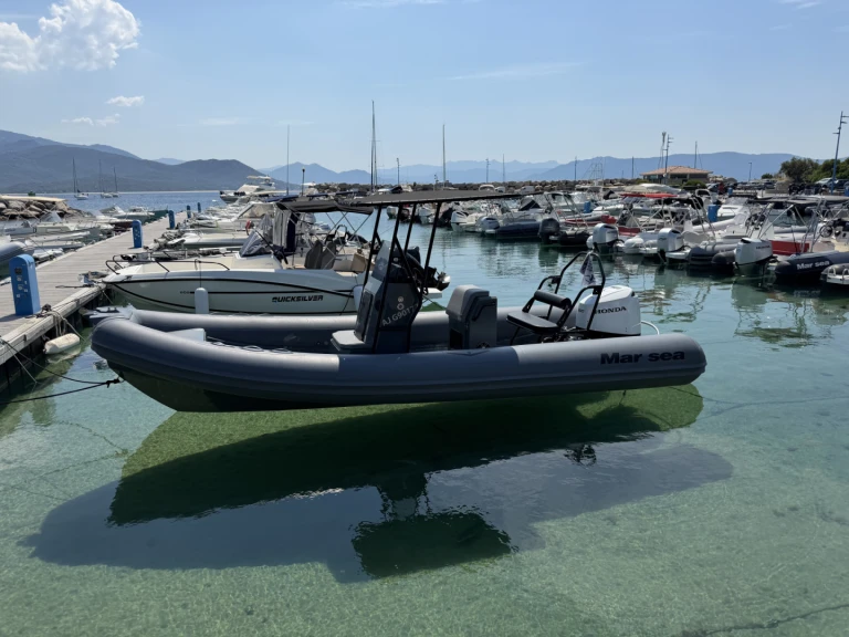 MAR SEA FISHER 680 między profesjonalistami a osobami prywatnymi w Porto Pollo