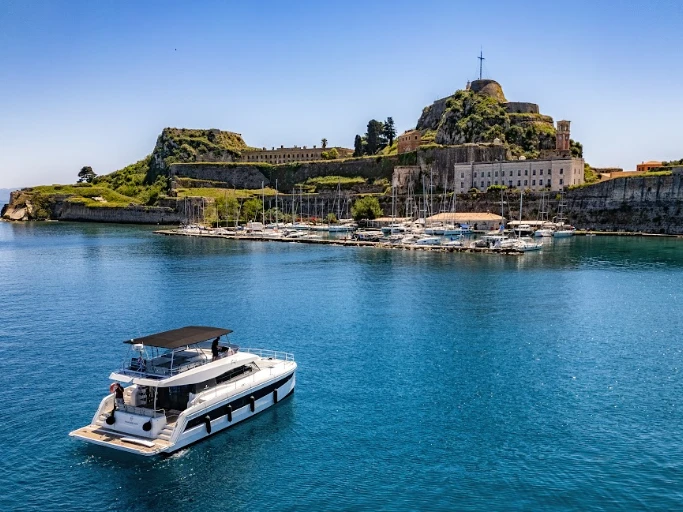 Wynajmij Katamaran z lub bez skippera Fountaine Pajot w Korfu