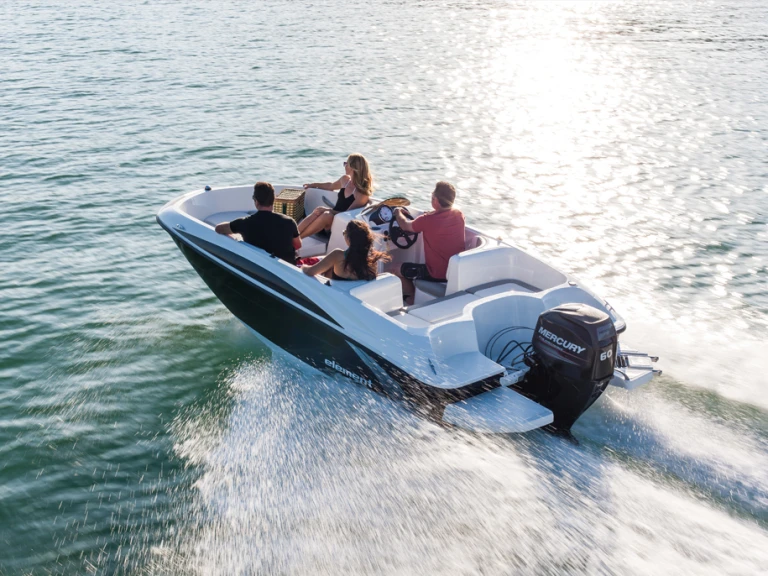 Wynajem Motorówka Bayliner z patentem 