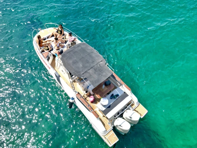 Bénéteau Flyer 8.8 SPACEdeck między profesjonalistami a osobami prywatnymi w Tossa de Mar