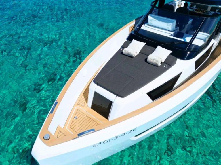 Fjord 41 XL między profesjonalistami a osobami prywatnymi w Ibiza Town