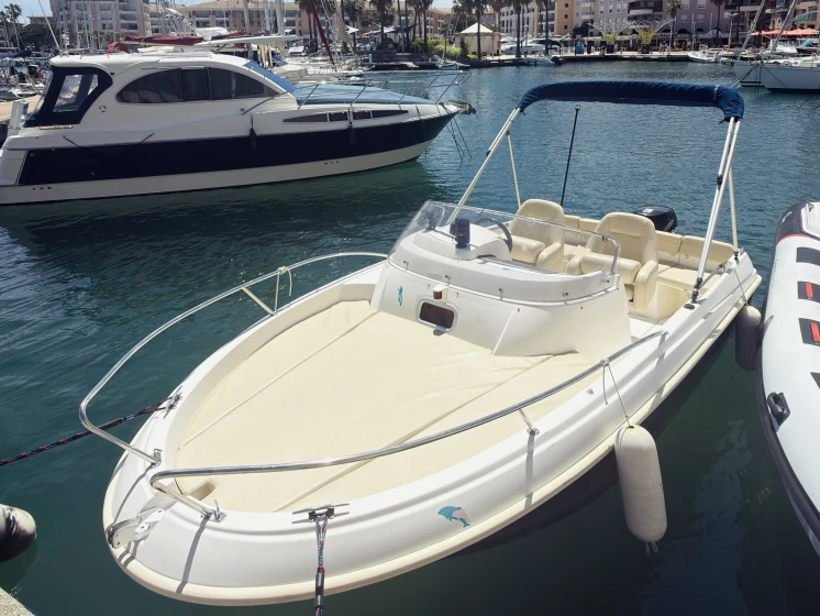 Motorówka do wynajmu w Port Fréjus w najlepszej cenie