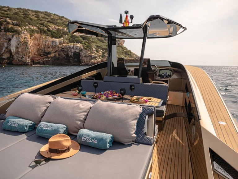 Say Carbon Yachts 42 między profesjonalistami a osobami prywatnymi w Ibiza Town