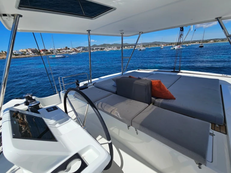 Lagoon Lagoon 50 między profesjonalistami a osobami prywatnymi w Ibiza Town