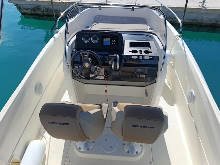 Quicksilver Activ 605 Open między profesjonalistami a osobami prywatnymi w SCT Marina Trogir