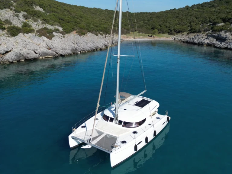 Wynajem Katamaran Fountaine Pajot z patentem 