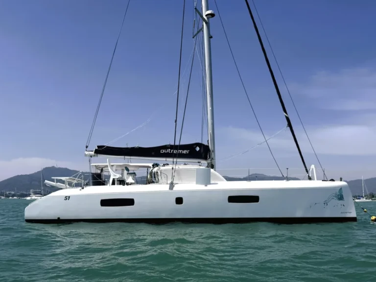 Wynajem Katamaran Outremer z patentem 