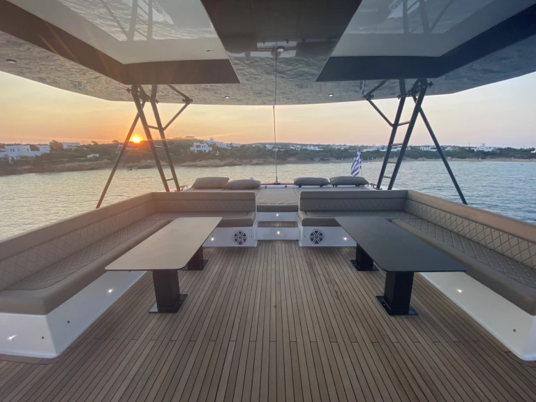  Moon Yacht 60  między profesjonalistami a osobami prywatnymi w Lavrio