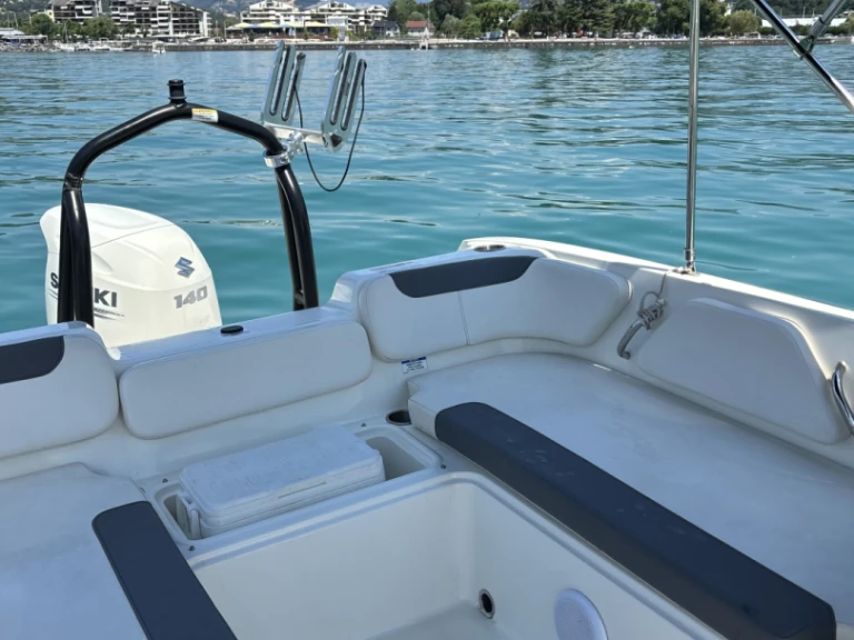 Bayliner Element E7 między profesjonalistami a osobami prywatnymi w Aix-les-Bains