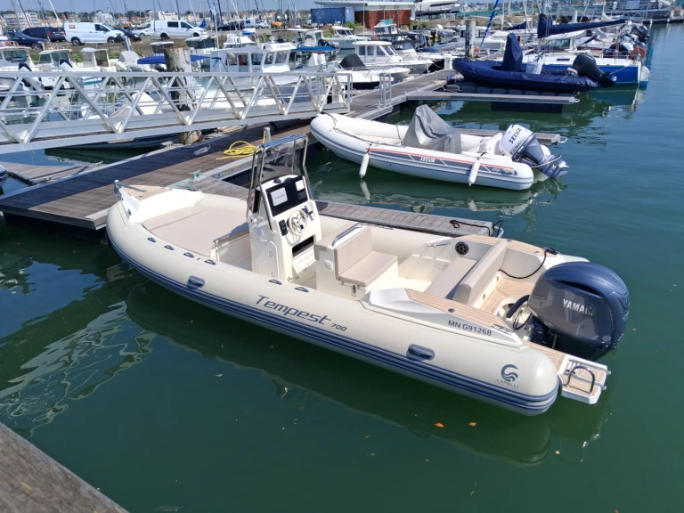 Wynajmij Capelli Tempest 700 w Royan