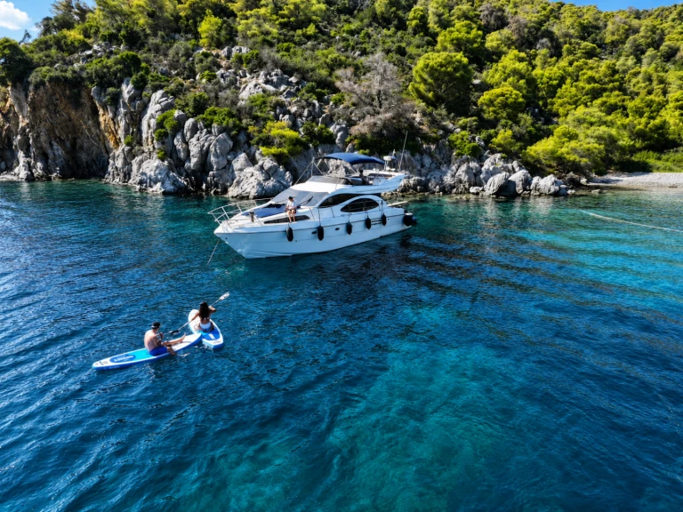 Azimut Azimut 46 Fly między profesjonalistami a osobami prywatnymi w Alimos Marina