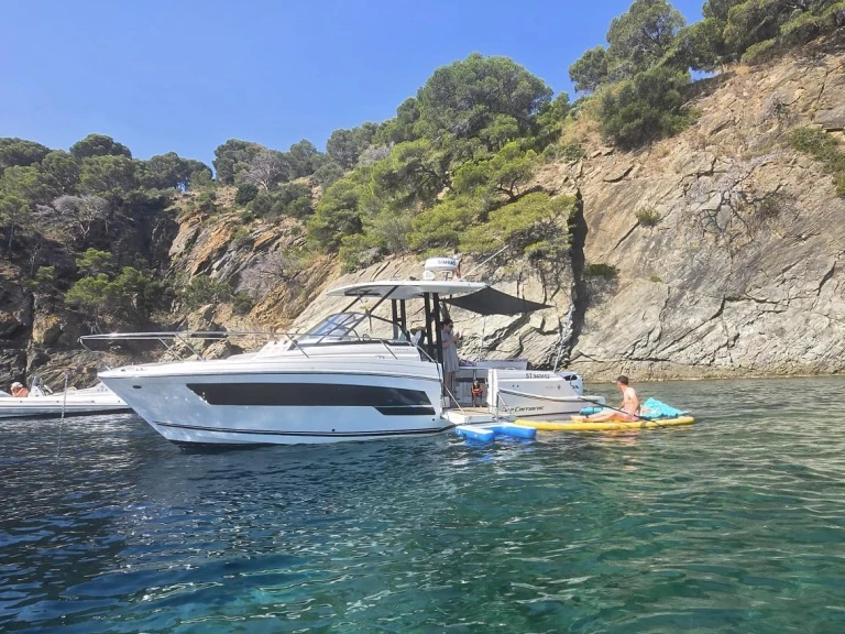 Wynajmij Jeanneau Cap Camarat 9.0 WA w Empuriabrava