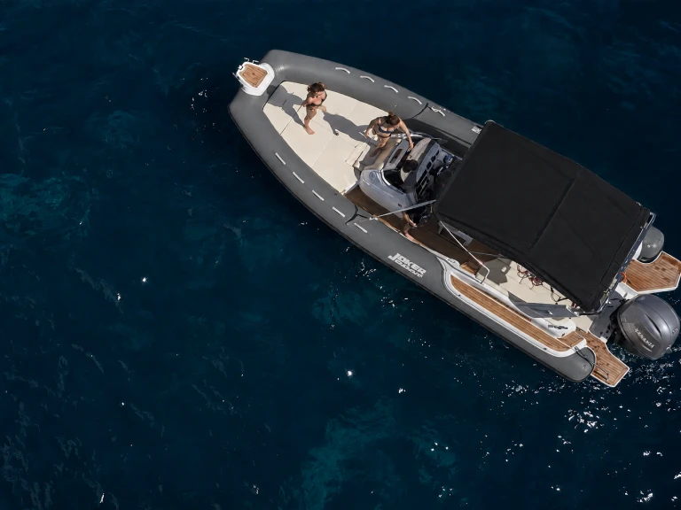 Joker Boat Clubman 28 między profesjonalistami a osobami prywatnymi w Le Lavandou