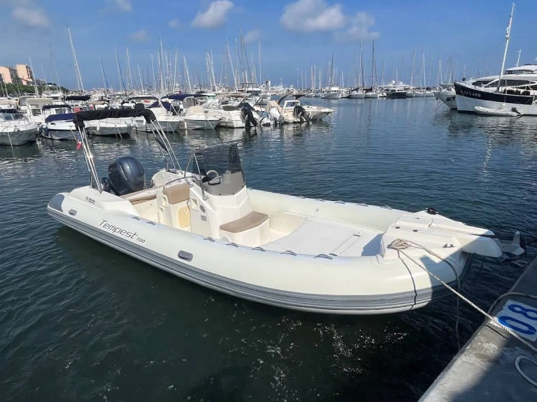 Wynajmij Capelli Tempest 700 Sun w Golfe-Juan