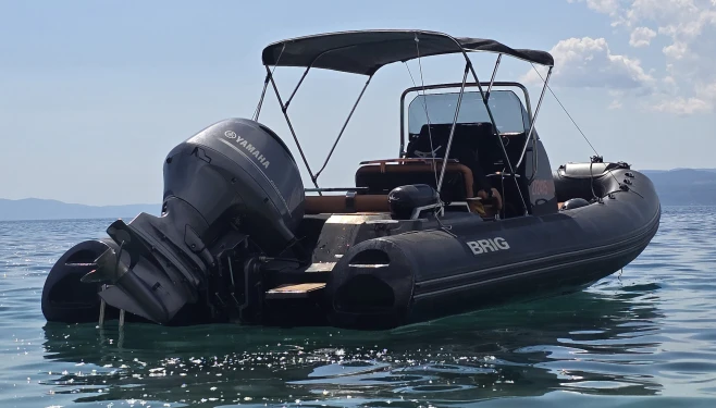 Brig Eagle 6.7 między profesjonalistami a osobami prywatnymi w Makarska