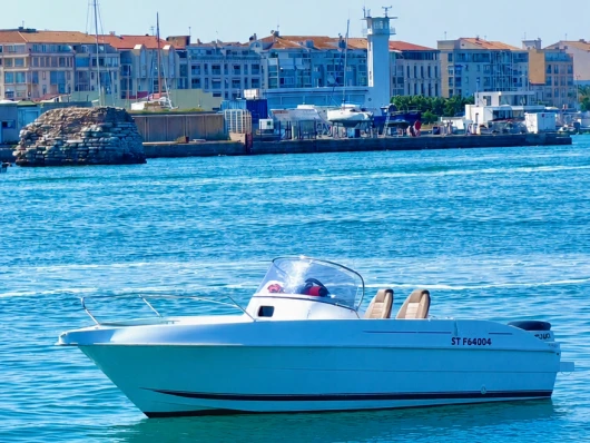 Wynajem Motorówka B2 Marine z patentem 