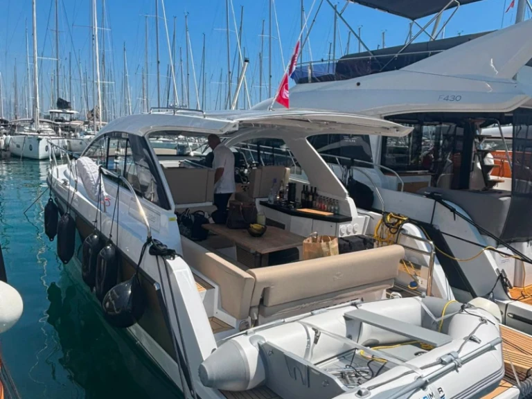Sealine Sealine S335 między profesjonalistami a osobami prywatnymi w Biograd na Moru