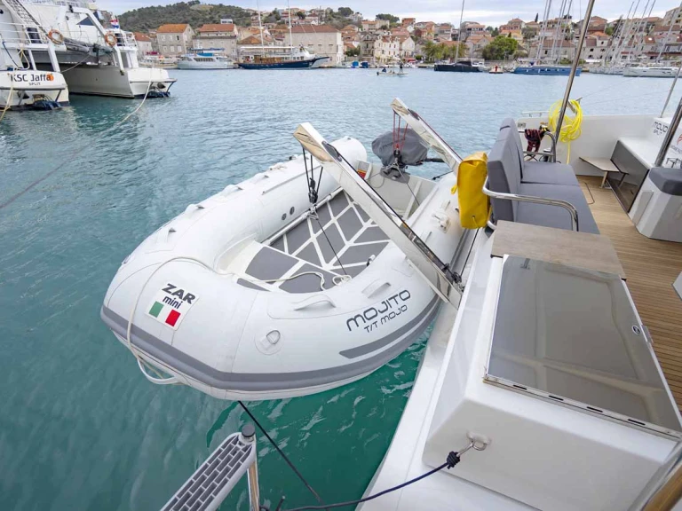Fountaine Pajot Astrea 42 między profesjonalistami a osobami prywatnymi w Pula