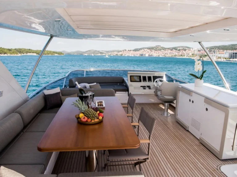 Azimut Azimut 72 Fly między profesjonalistami a osobami prywatnymi w Skradin