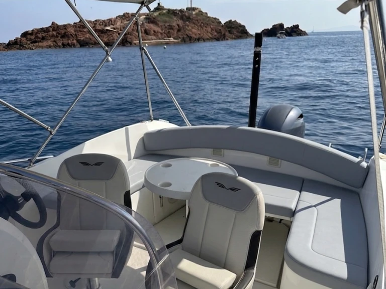 Wynajmij Bénéteau Flyer 6.6 SUNdeck w Saint-Raphael