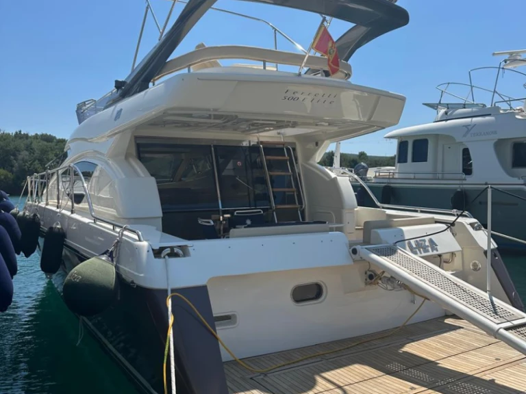 Wynajmij Motorówka z lub bez skippera Ferretti w Tivat