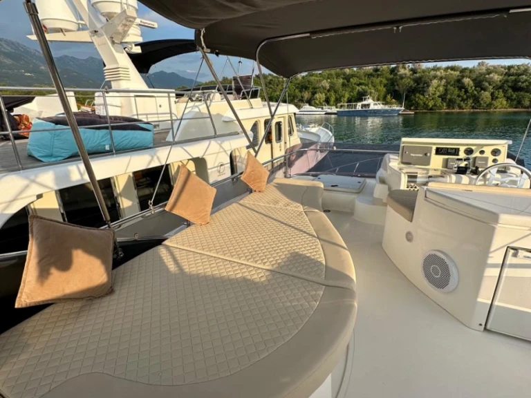 Ferretti 500 Elite między profesjonalistami a osobami prywatnymi w Tivat