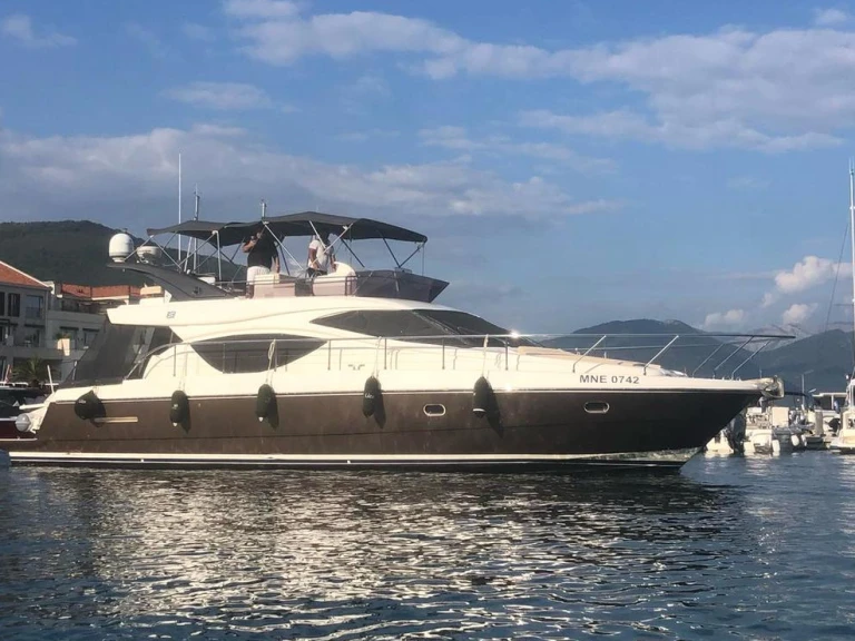 Wynajmij Motorówka z lub bez skippera Ferretti w Tivat