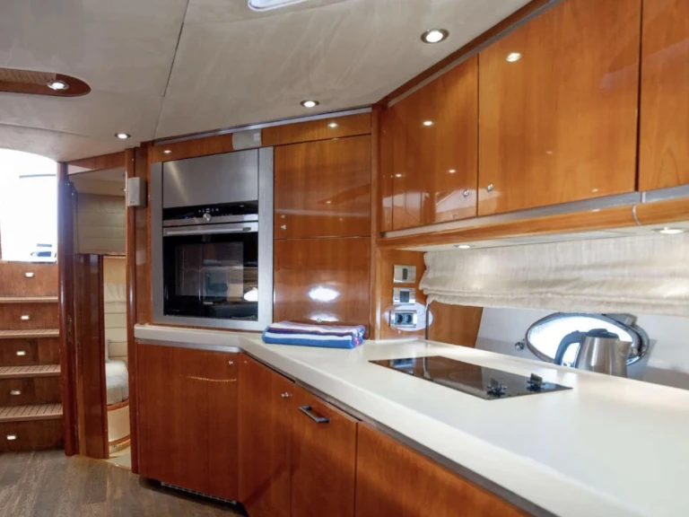 Sunseeker Predator 68 między profesjonalistami a osobami prywatnymi w Saint-Tropez