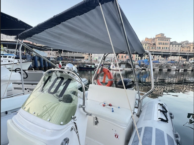 Joker Boat Coaster 515 między profesjonalistami a osobami prywatnymi w Genova