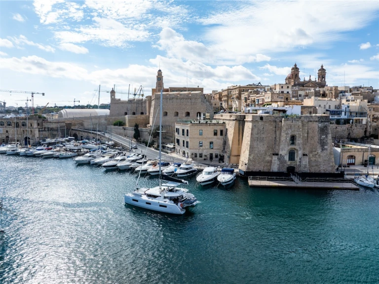 Katamaran do wynajmu w Il-Gżira w najlepszej cenie
