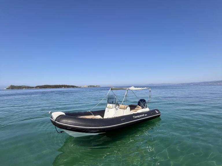 Łódż półsztywna do wynajmu w Six-Fours-les-Plages w najlepszej cenie