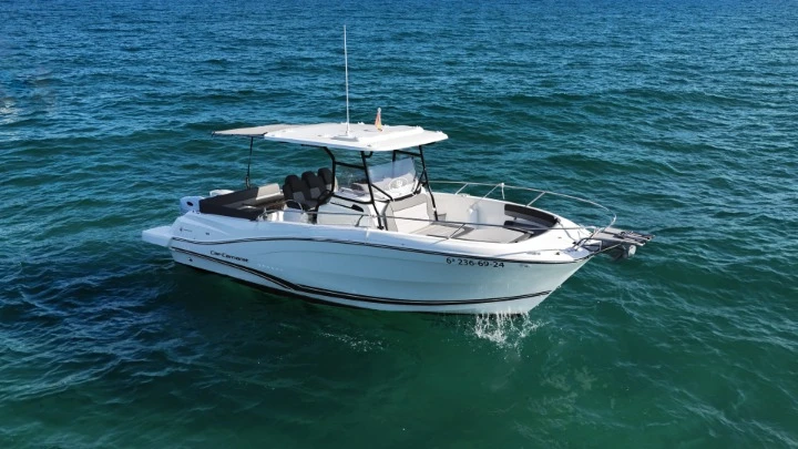 Wynajmij Jeanneau Cap Camarat 9.0 CC w Sitges