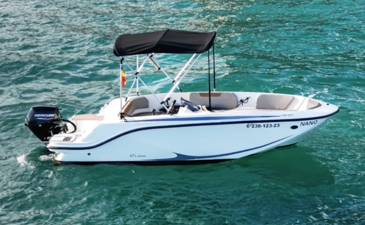 Quicksilver 475 Axess między profesjonalistami a osobami prywatnymi w Sitges