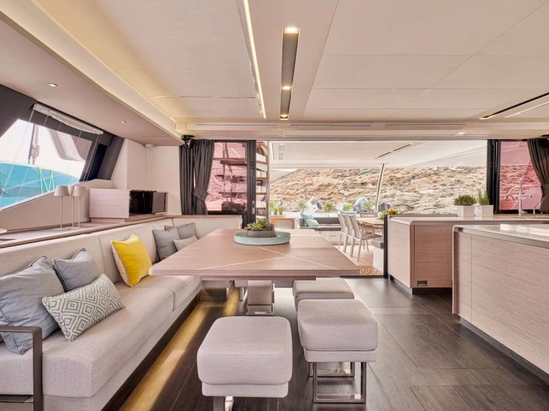 Wynajem Katamaran Fountaine Pajot z patentem 