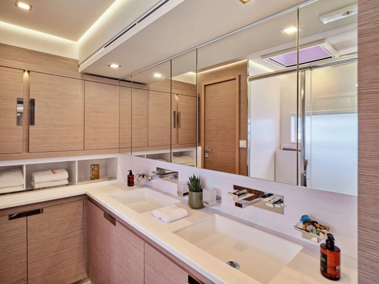 Fountaine Pajot Fountaine Pajot Alegria 67 (4 cab) między profesjonalistami a osobami prywatnymi w Nea Peramos