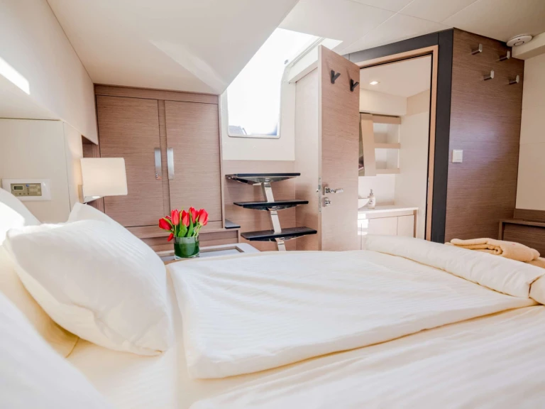 Wynajem Katamaran Fountaine Pajot z patentem 