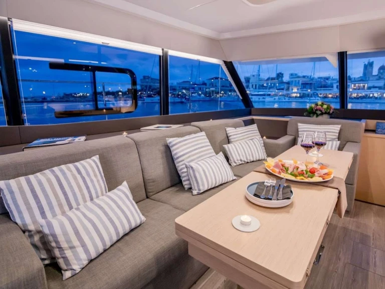 Wynajem Motorówka Fountaine Pajot z patentem 
