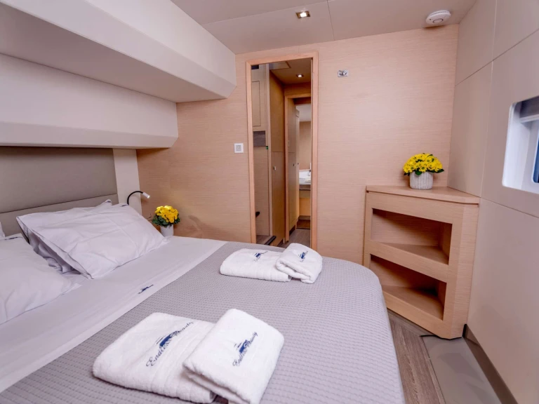 Fountaine Pajot Fountaine Pajot MY 44 między profesjonalistami a osobami prywatnymi w Nea Peramos