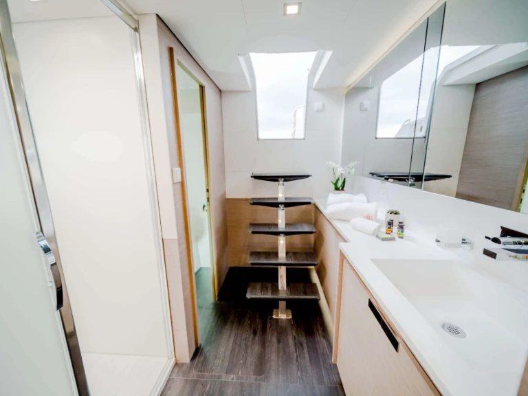 Wynajem Katamaran Fountaine Pajot z patentem 