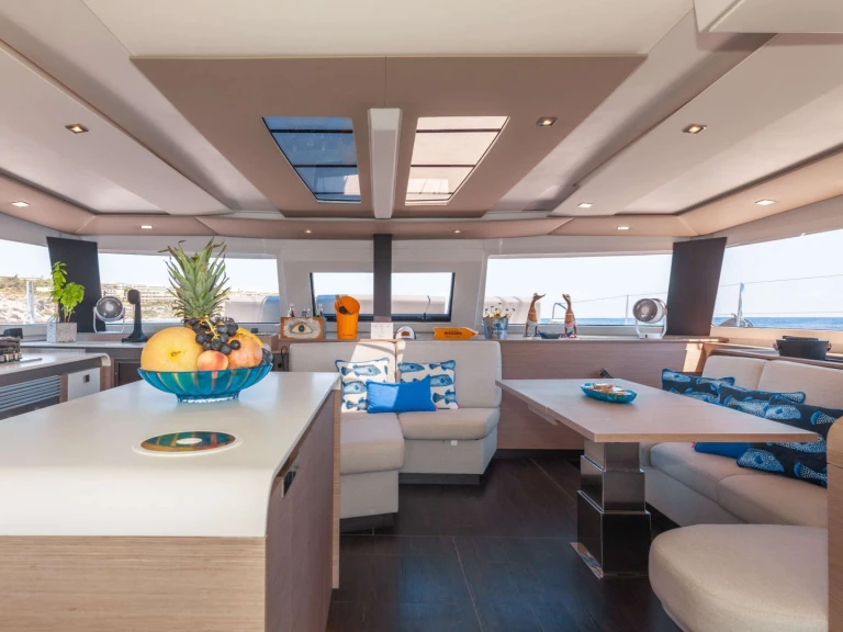 Wynajem Katamaran Fountaine Pajot z patentem 