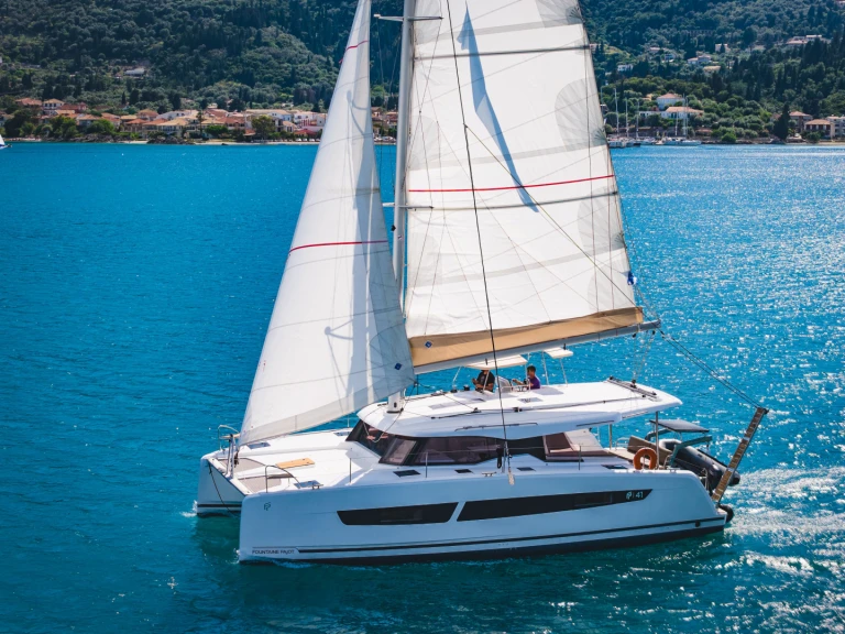 Fountaine Pajot FP 41 między profesjonalistami a osobami prywatnymi w Fiskárdo