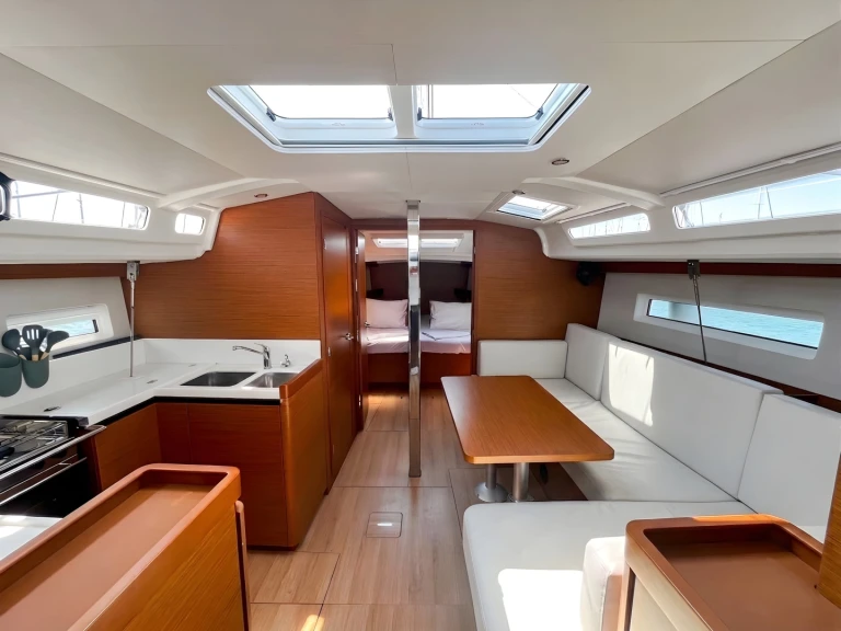 Jeanneau Sun Odyssey 440 między profesjonalistami a osobami prywatnymi w Pula