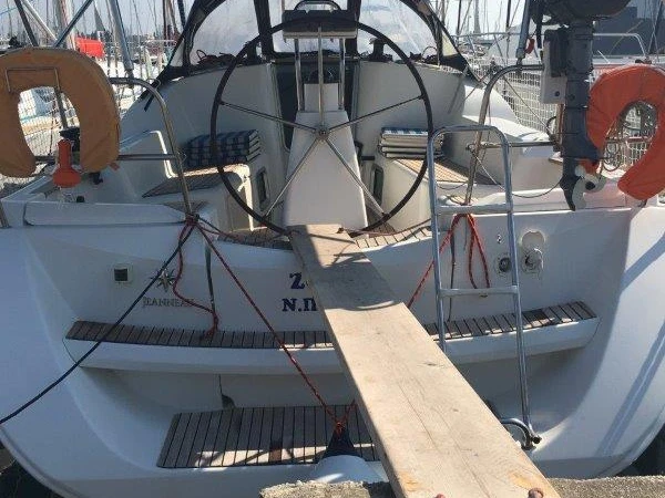 Jeanneau Sun Odyssey 36i między profesjonalistami a osobami prywatnymi w Nea Peramos