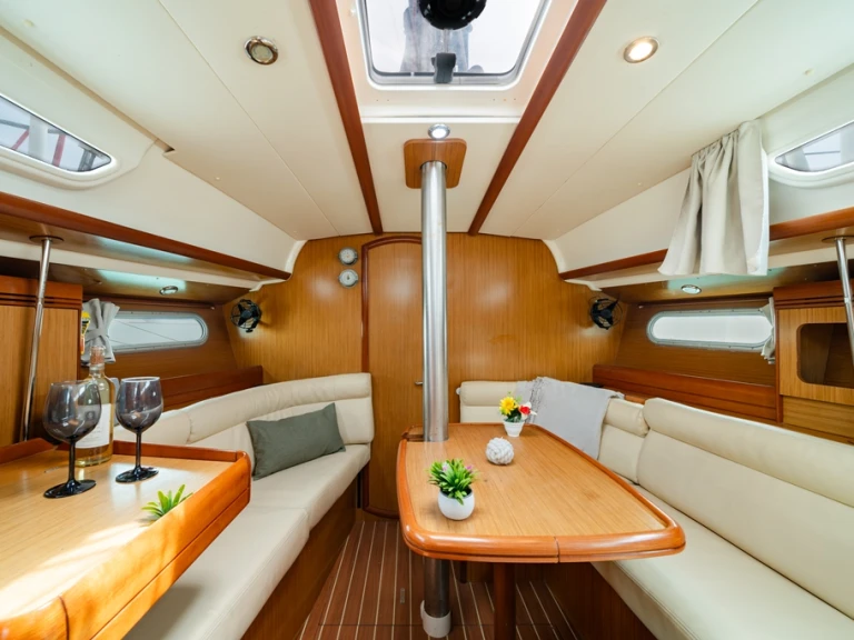 Wynajmij Jeanneau Sun Odyssey 36i w Nea Peramos