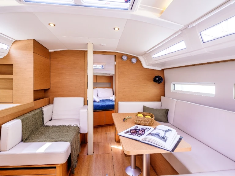 Jeanneau Sun Odyssey 410 między profesjonalistami a osobami prywatnymi w Lavrio