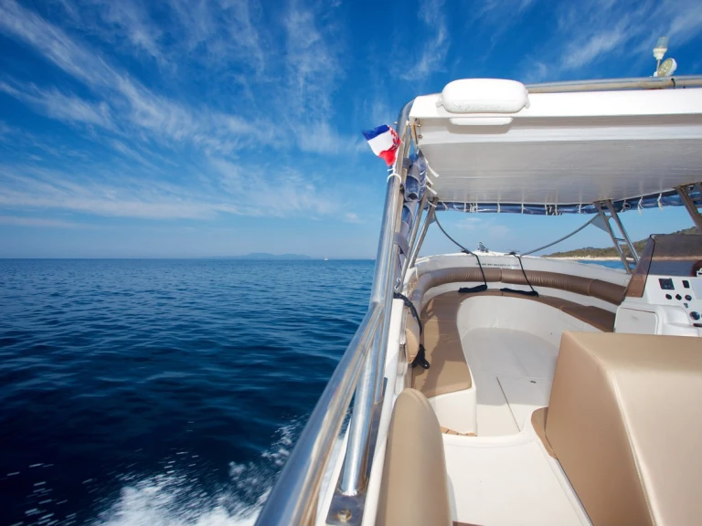 Aqua-Sport Enzo 35 między profesjonalistami a osobami prywatnymi w Hvar