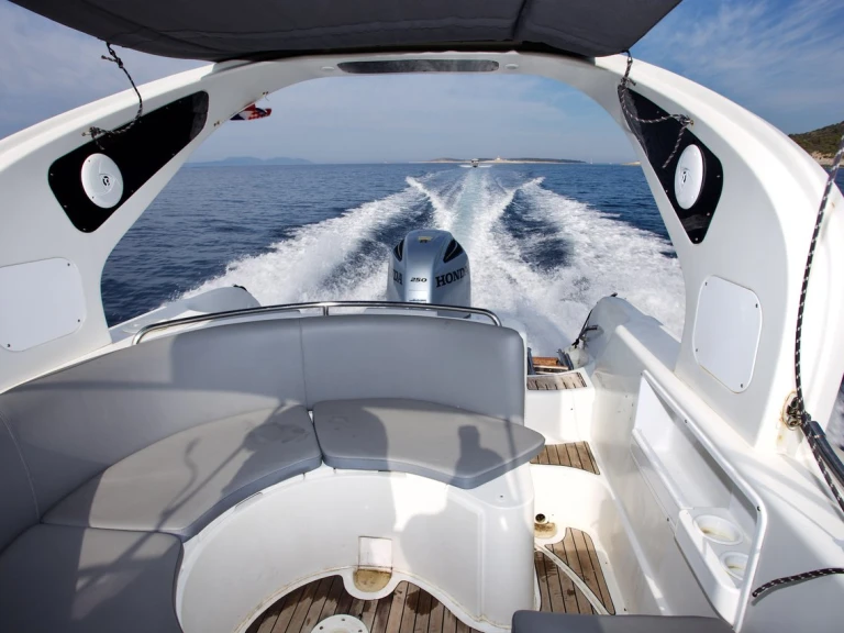 Wynajem łodzi Hvar tanio Flyer 828